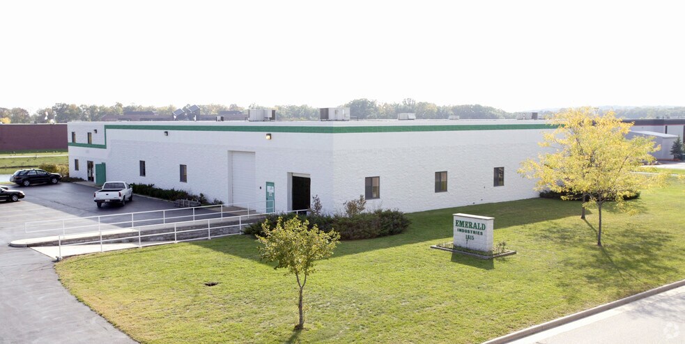 1815 Executive Dr, Oconomowoc, WI for sale - Primary Photo - Image 1 of 1