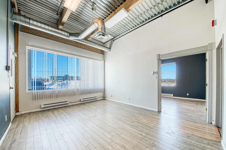 1400-1460 Boul De L'innovation, Bromont, QC for lease - Interior Photo - Image 3 of 7