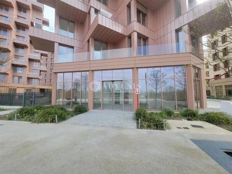 Retail in Saint-Ouen-sur-Seine for lease - Building Photo - Image 3 of 6