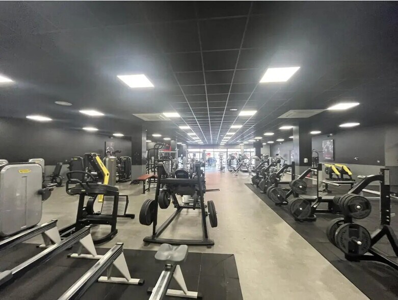 Retail in Le Havre for lease - Interior Photo - Image 1 of 4