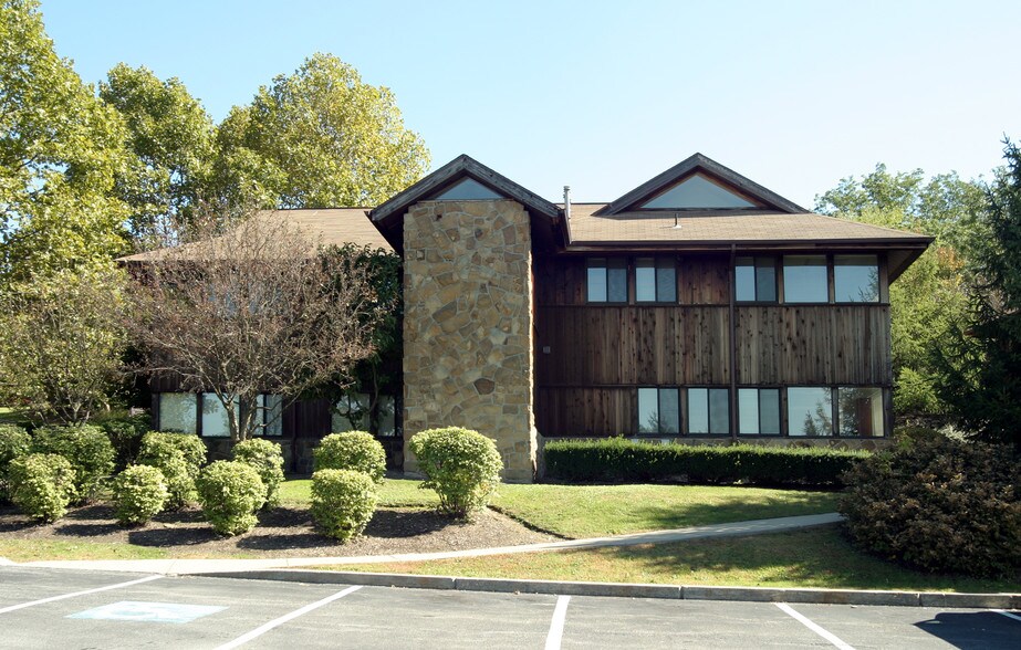 2275 Swallow Hill Rd, Pittsburgh, PA for sale - Building Photo - Image 1 of 1