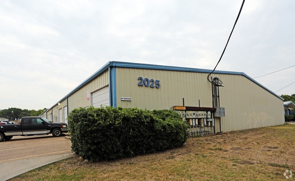 2025 E Shady Grove Rd, Irving, TX for lease - Primary Photo - Image 1 of 6