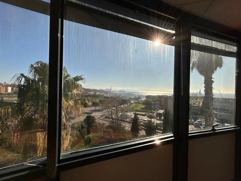 Office in Marseille for lease - Building Photo - Image 2 of 17