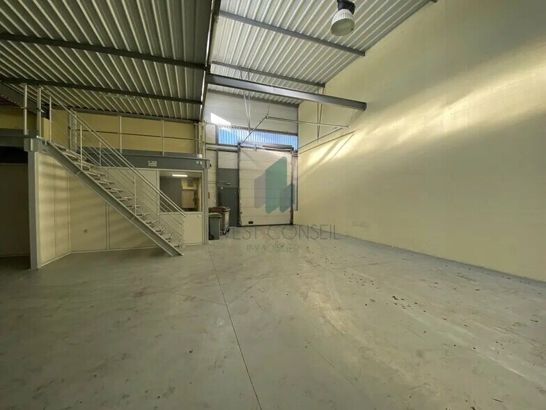 Flex in Frépillon for lease - Building Photo - Image 1 of 6