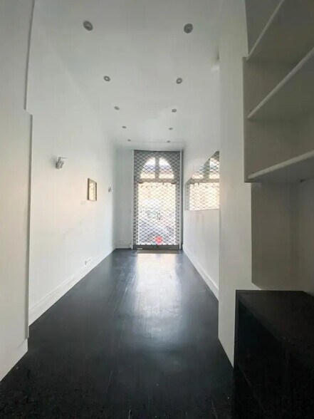 Retail in Paris for lease - Building Photo - Image 2 of 5