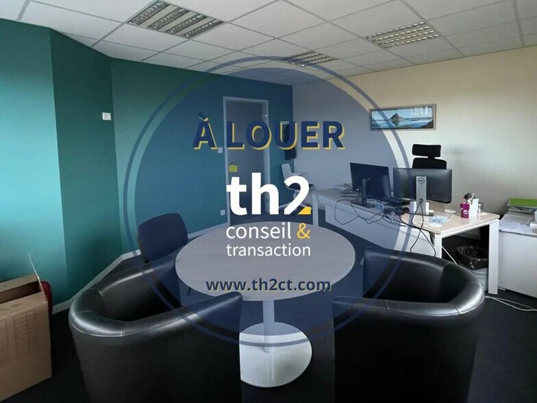 Office in Saint-Lô for lease - Interior Photo - Image 2 of 9