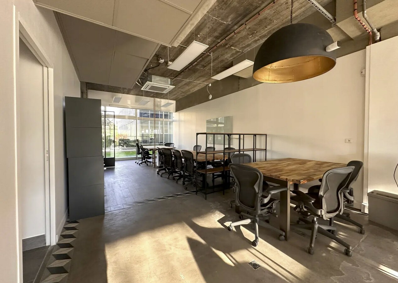 11-15 Quai Du Président Paul Doumer, Courbevoie, HDS 92400 - Unit 2 - - Interior Photo - Image 1 of 8