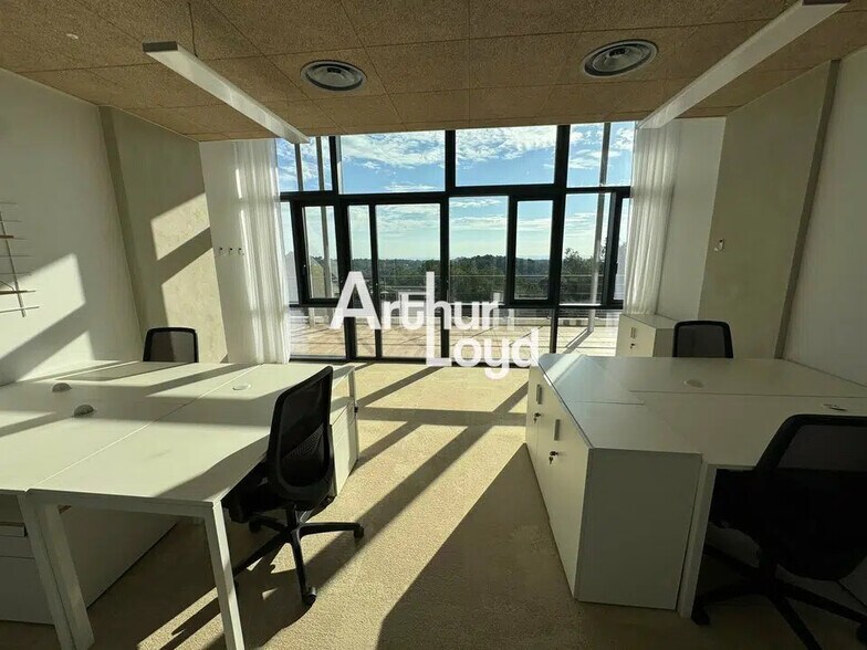 Coworking Space in Valbonne for lease - Building Photo - Image 2 of 7