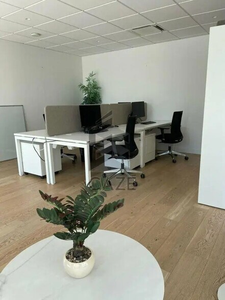 Office in La Rochelle for lease - Interior Photo - Image 3 of 6