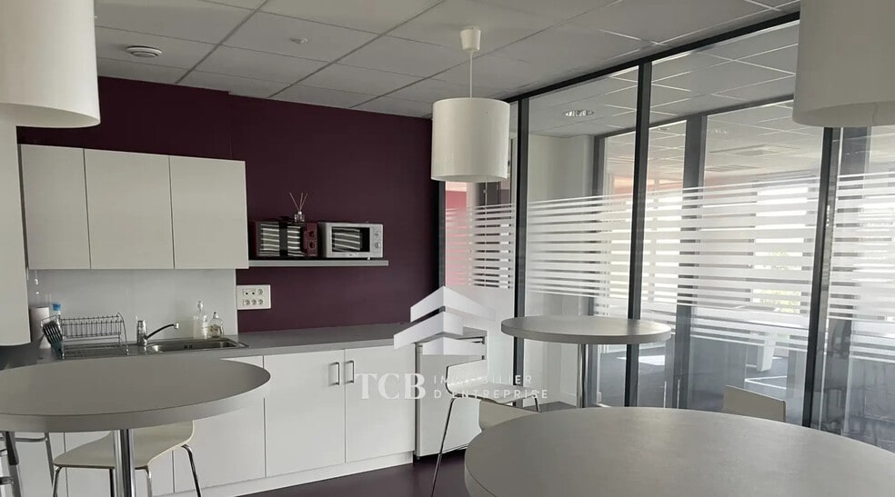 Office in Saint-Herblain for lease - Interior Photo - Image 2 of 8