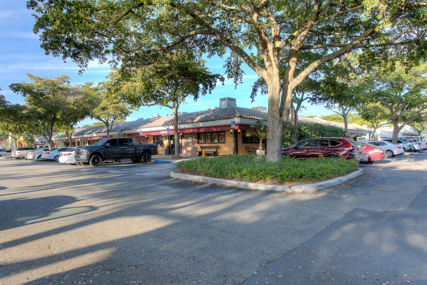 16351-16495 NW 67th Ave, Miami Lakes, FL for lease - Building Photo - Image 1 of 3