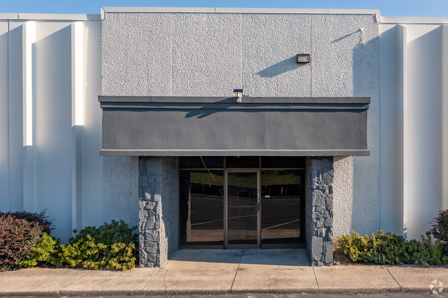 6420-6432 Warren Dr, Norcross, GA for lease - Building Photo - Image 3 of 4