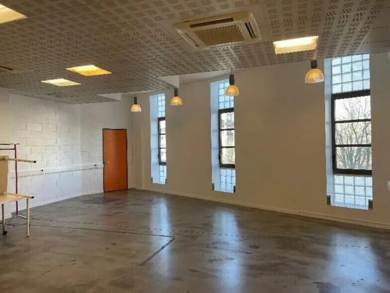 24 Rue De L'Est, Paris for lease - Building Photo - Image 2 of 3