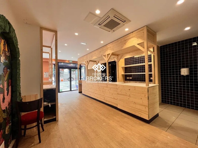 Retail in Cholet for lease - Interior Photo - Image 2 of 5