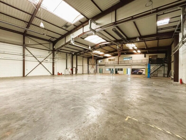 Office in Linas for lease - Interior Photo - Image 3 of 9