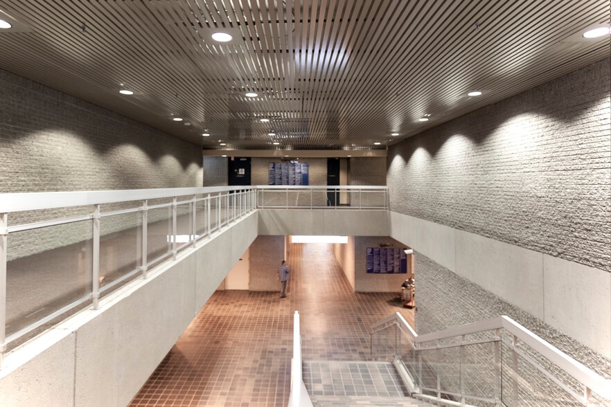 425-475 Rue Jacques-Parizeau, Québec, QC for lease - Interior Photo - Image 3 of 6