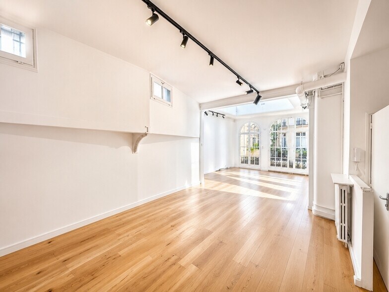 Office in Paris for lease - Interior Photo - Image 2 of 12