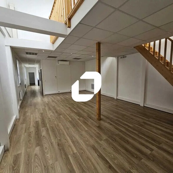 Office in Saint-Denis for lease - Building Photo - Image 1 of 14