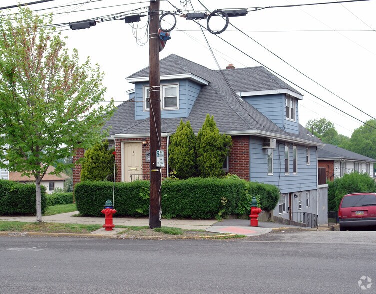 525 Ridge Rd, Lyndhurst, NJ 07071