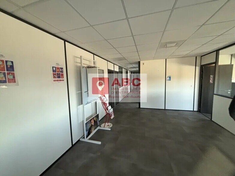Flex in Frontignan for lease - Interior Photo - Image 1 of 6