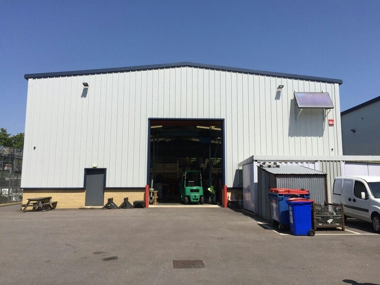 4 Solent Rd, Havant for lease - Building Photo - Image 3 of 8