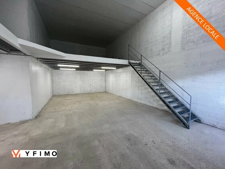 Flex in Flins-sur-Seine for lease - Interior Photo - Image 1 of 6