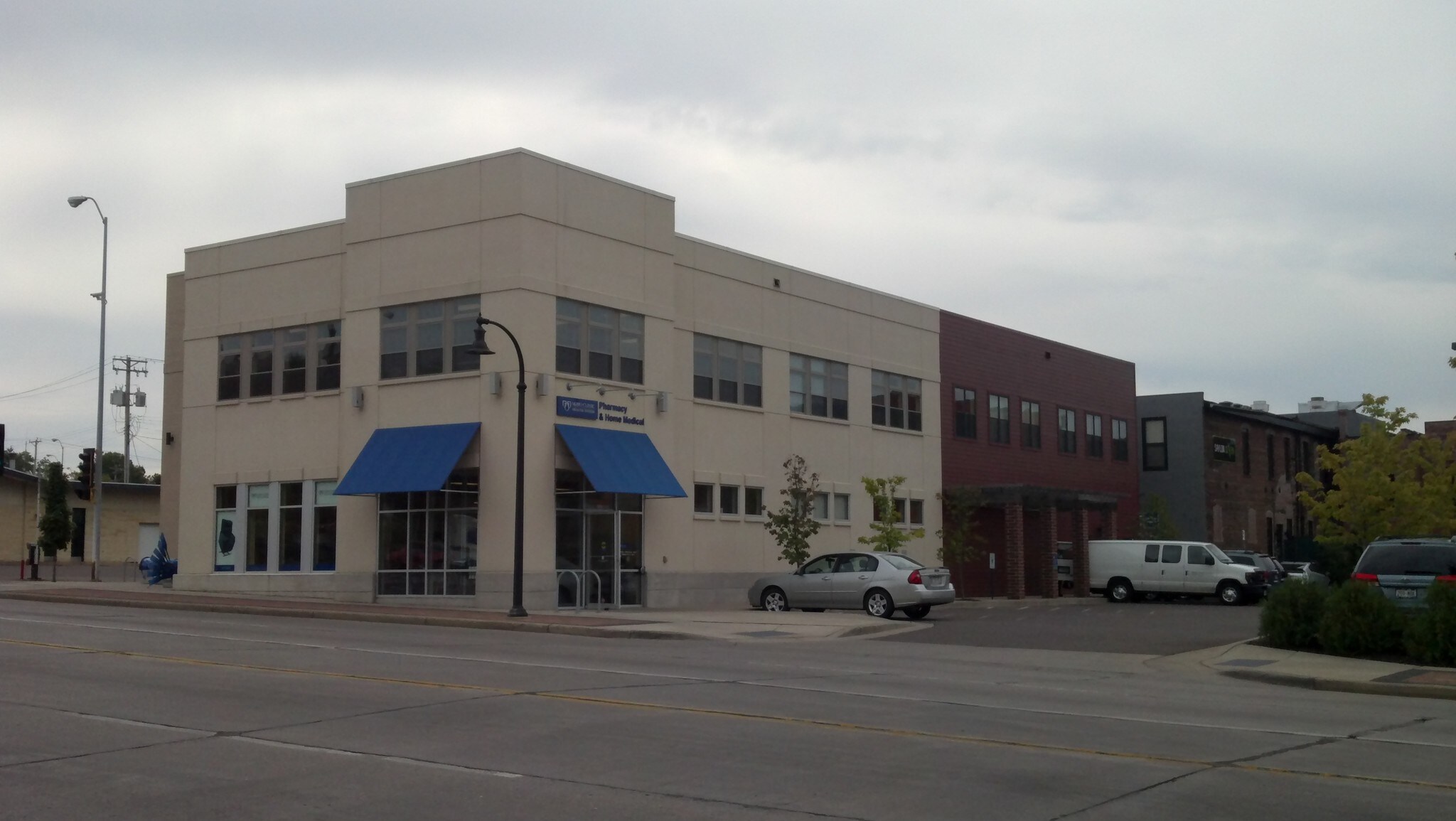 325 E Madison St, Eau Claire, WI for lease Building Photo- Image 1 of 4