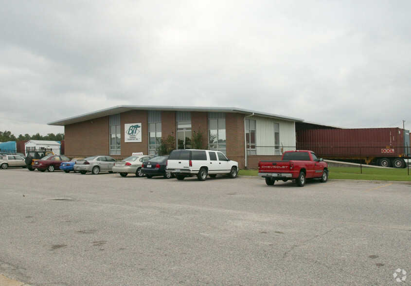 1305 Cavalier Blvd, Chesapeake, VA for lease - Building Photo - Image 3 of 9