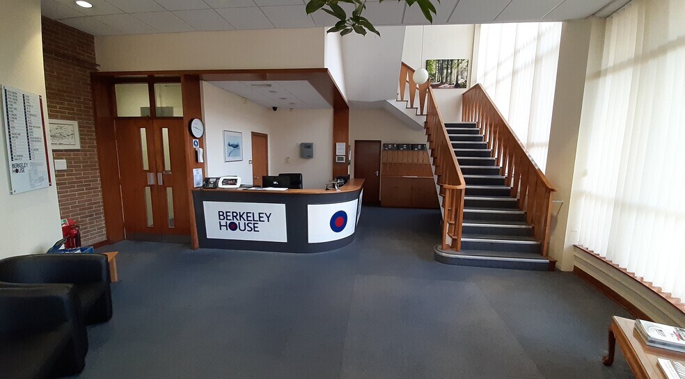 Hunts Rise, Swindon for lease - Lobby - Image 3 of 10