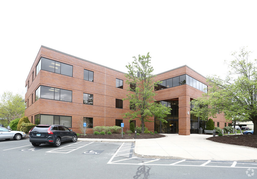 6 Northwestern Dr, Bloomfield, CT for lease - Primary Photo - Image 1 of 4