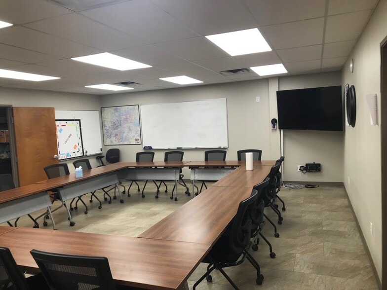 1516 Central Park Dr, Hurst, TX for lease - Interior Photo - Image 3 of 6