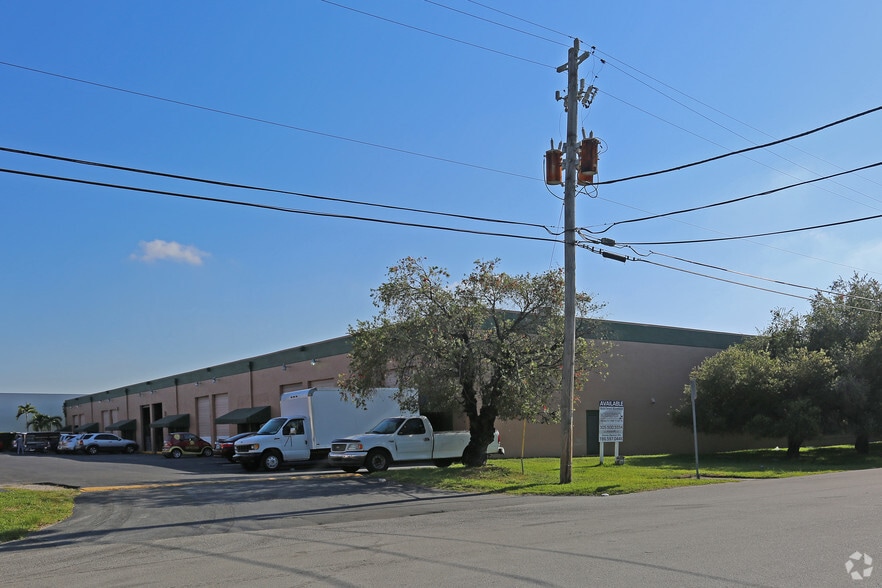 8527-8529 NW 66th St, Miami, FL for lease - Building Photo - Image 1 of 5