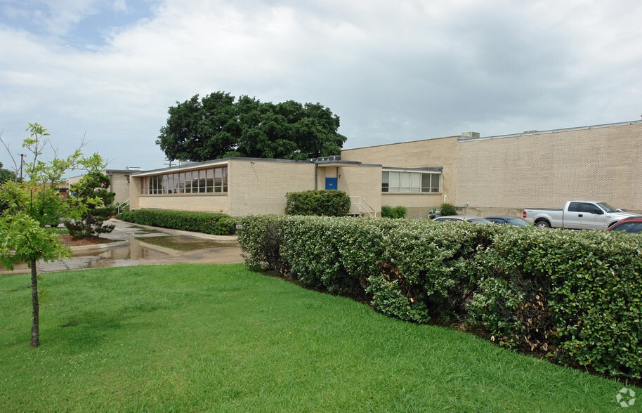 811 Regal Row, Dallas, TX for sale - Building Photo - Image 1 of 1