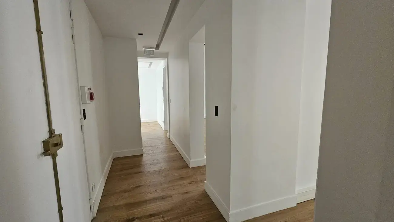 Office in Paris for lease Interior Photo- Image 1 of 5