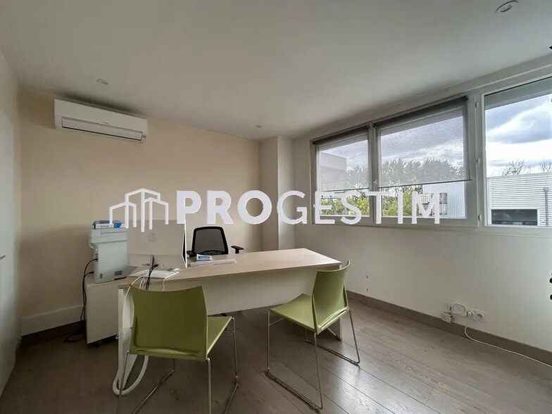 Flex in Saint-Apollinaire for lease - Interior Photo - Image 2 of 14