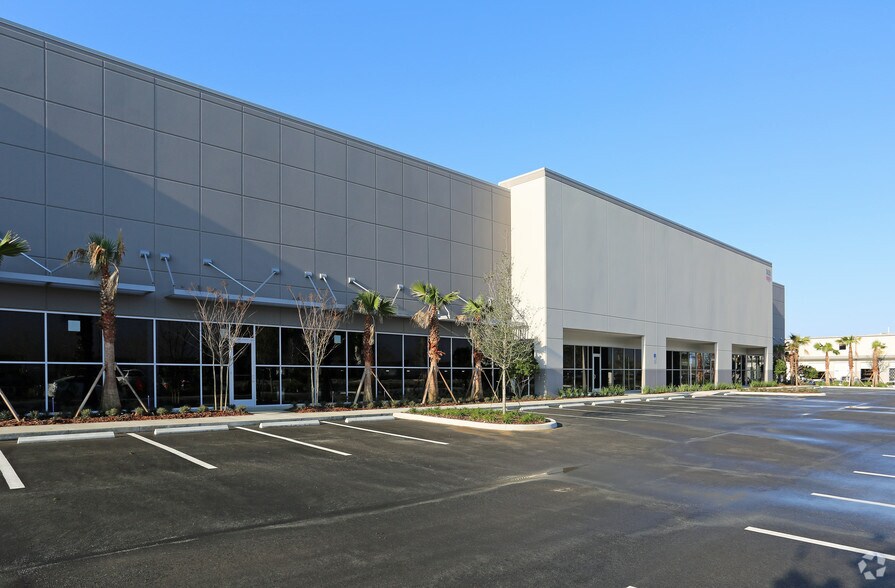 7433 Emerald Dunes Dr, Orlando, FL for lease - Building Photo - Image 3 of 7