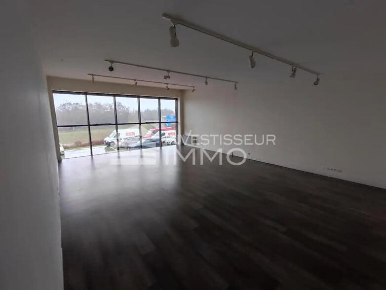 Flex in Émerainville for lease - Interior Photo - Image 2 of 4