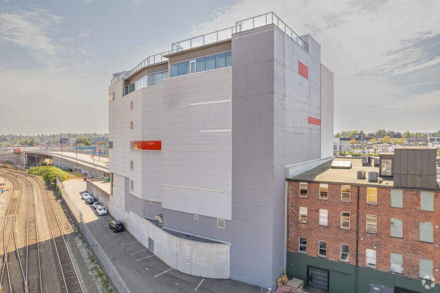 869-893 Powell St, Vancouver, BC for lease - Building Photo - Image 3 of 5