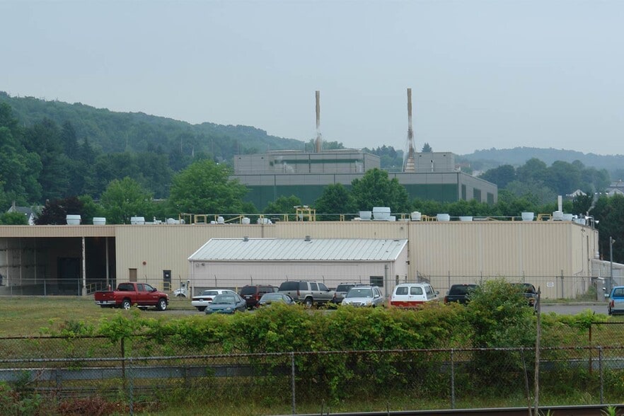 1093 Clark St, Endicott, NY for lease - Building Photo - Image 2 of 2