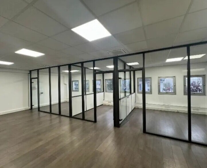 Industrial in Clichy for lease - Interior Photo - Image 3 of 5