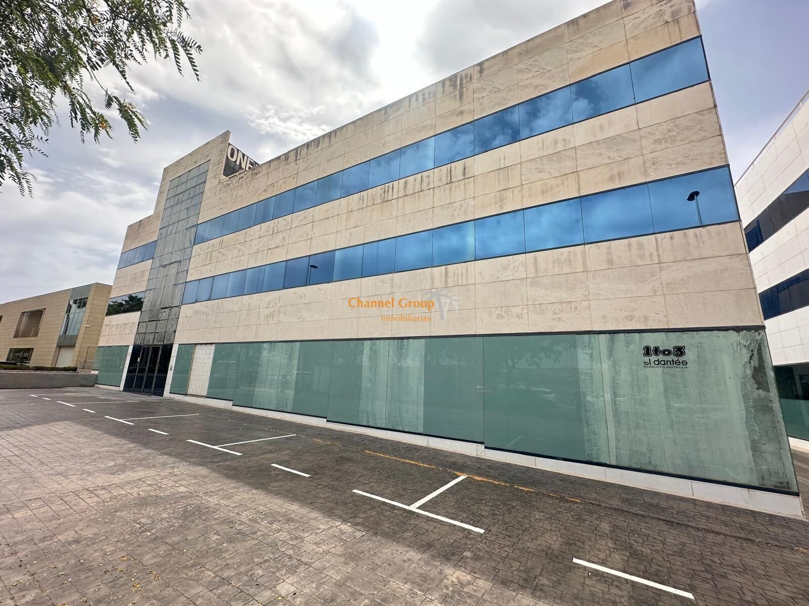 Retail in Elche for sale Building Photo- Image 1 of 2