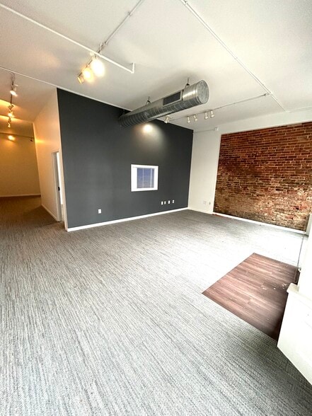 512 S Elm St, Greensboro, NC for lease - Building Photo - Image 3 of 9