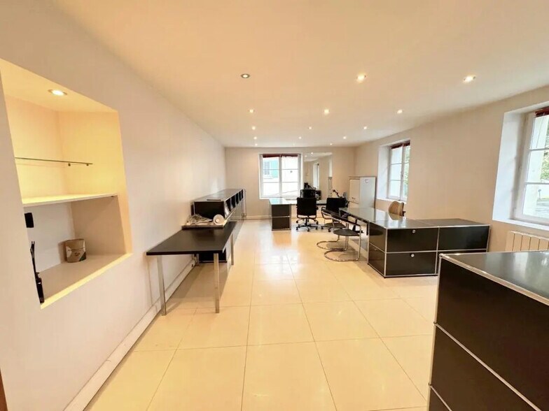 Office in Saint-Nom-la-Bretèche for lease - Interior Photo - Image 3 of 8