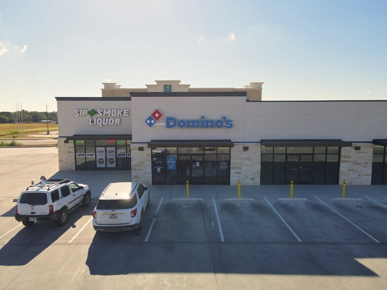 1702 Louise Ln, Pearsall, TX for lease - Building Photo - Image 1 of 4