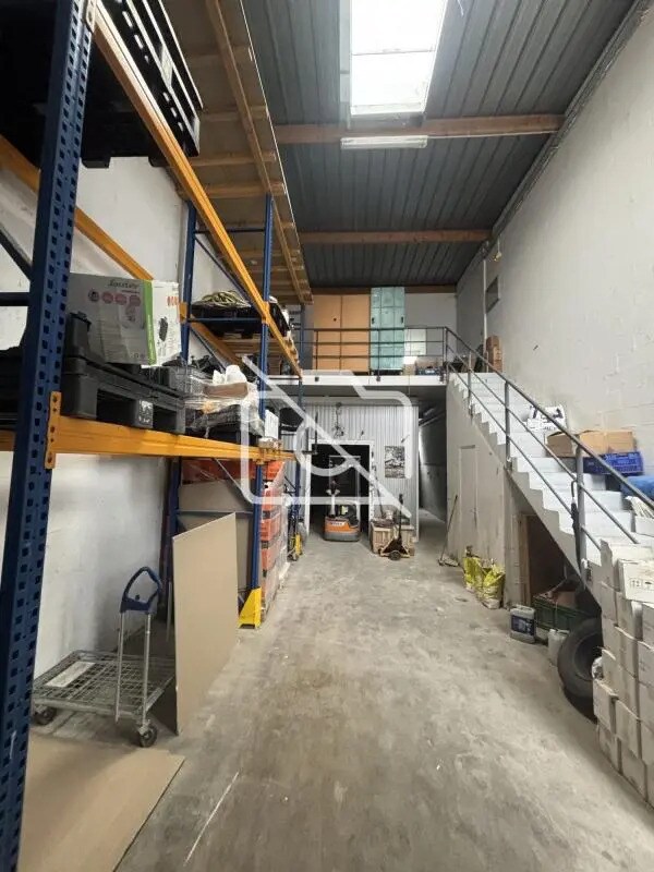 Industrial in Villeneuve-le-Roi for lease Building Photo- Image 1 of 6