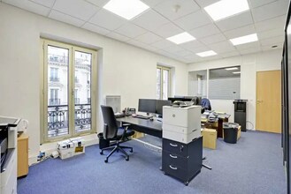 Office in Paris for lease Interior Photo- Image 2 of 4