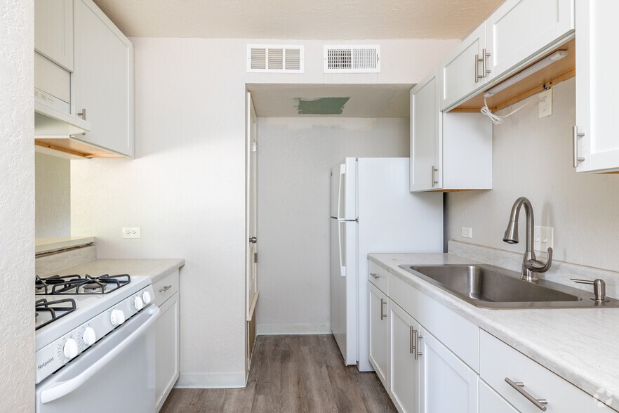 8208 Troost Ave, Kansas City, MO for sale - Interior Photo - Image 2 of 18