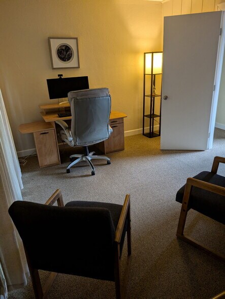 2596 12th Pl SE, Salem, OR for sale - Interior Photo - Image 3 of 21