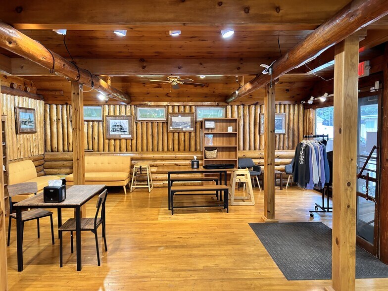 7251 Bradley St, Lake Tomahawk, WI for sale - Interior Photo - Image 2 of 16