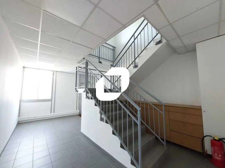 Flex in Coignières for lease - Interior Photo - Image 2 of 12